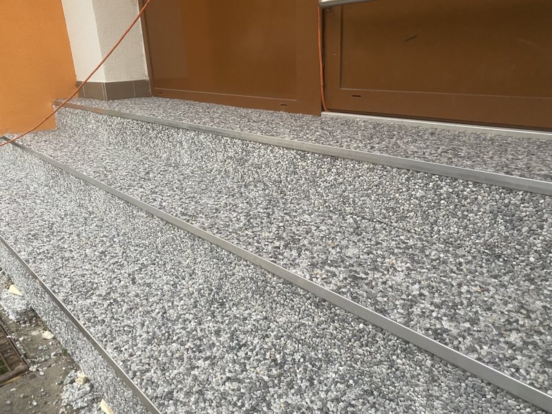 Mramorovy kamenný koberec Magnos na schody, realizácia Břeclav
