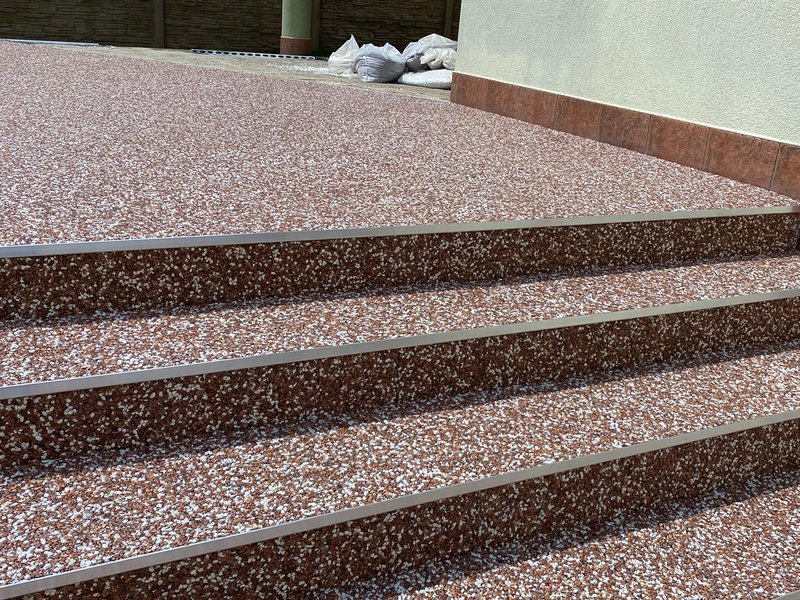 Mramorovy kamenný koberec MIX 010 na schody, realizácia Mistřín