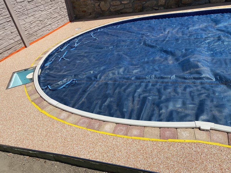 Mramorovy kamenný koberec MIX 02 okolo bazénov, realizácia Skalica