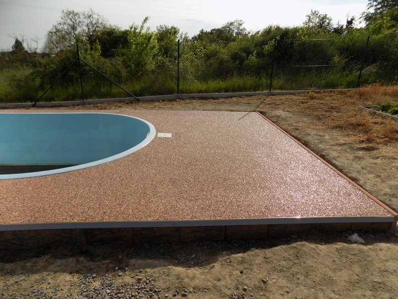 Mramorovy kamenný koberec Kostas okolo bazénov